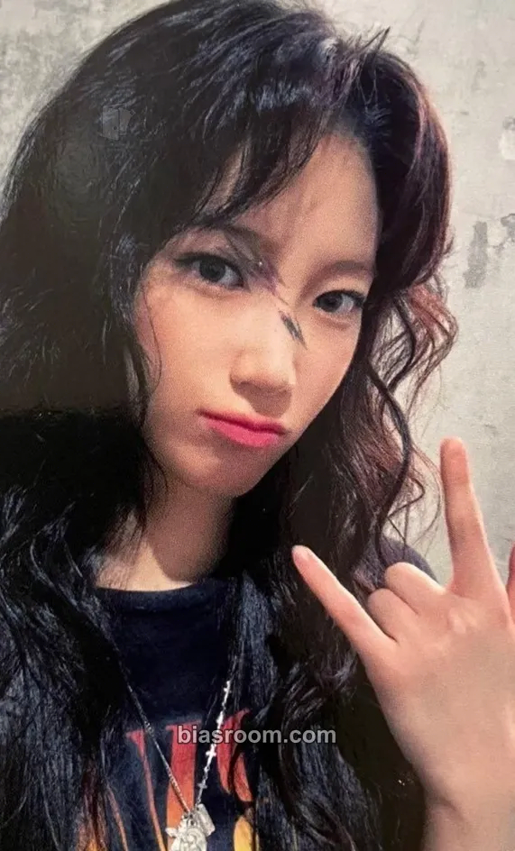 Kazuha CRAZY Photocard - LE SSERAFIM - LE SSERAFIM K-pop photocard