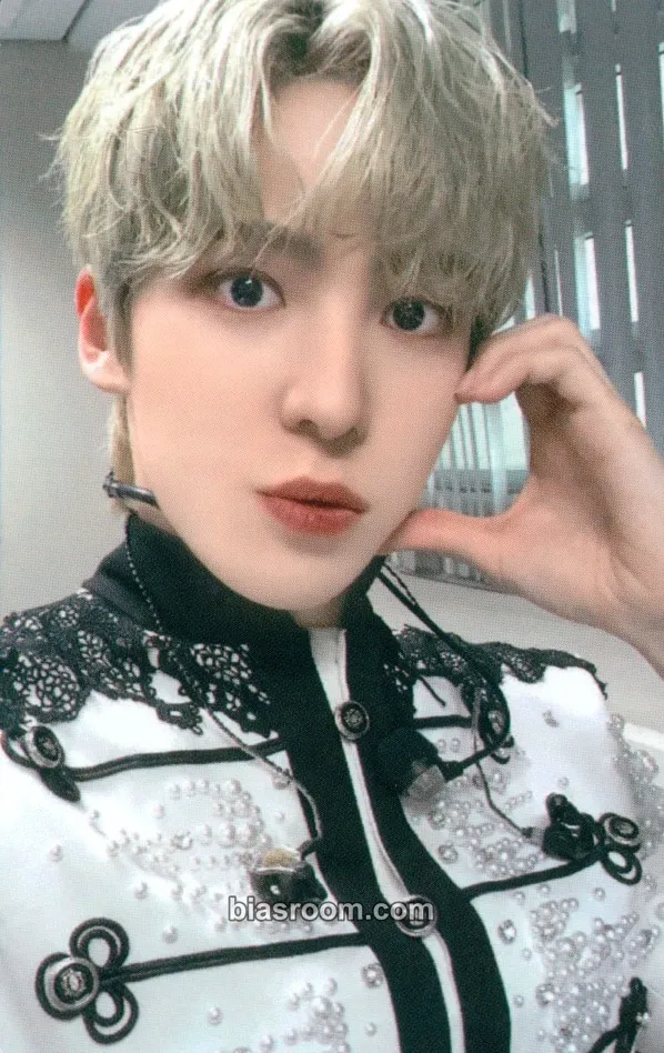 Yunho THE WORLD EP.2 : OUTLAW Photocard - ATEEZ - ATEEZ K-pop photocard