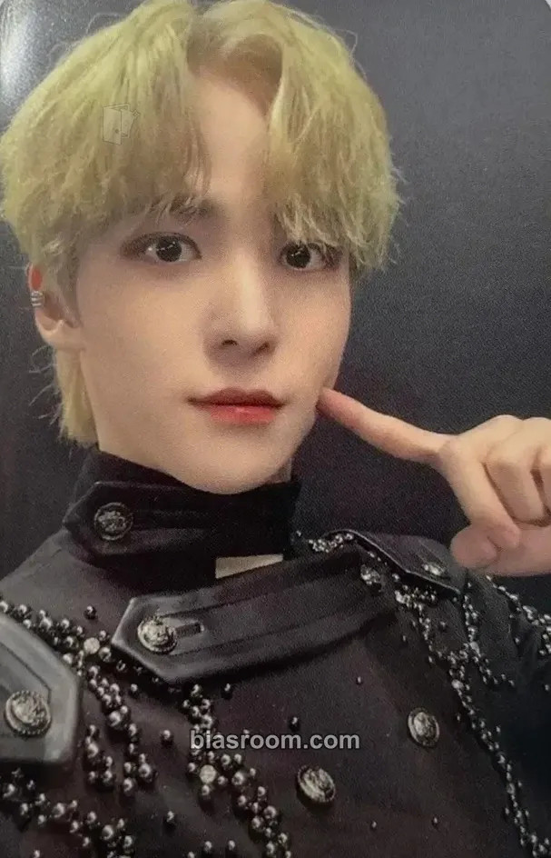 Yunho THE WORLD EP.2 : OUTLAW Photocard - ATEEZ - ATEEZ K-pop photocard