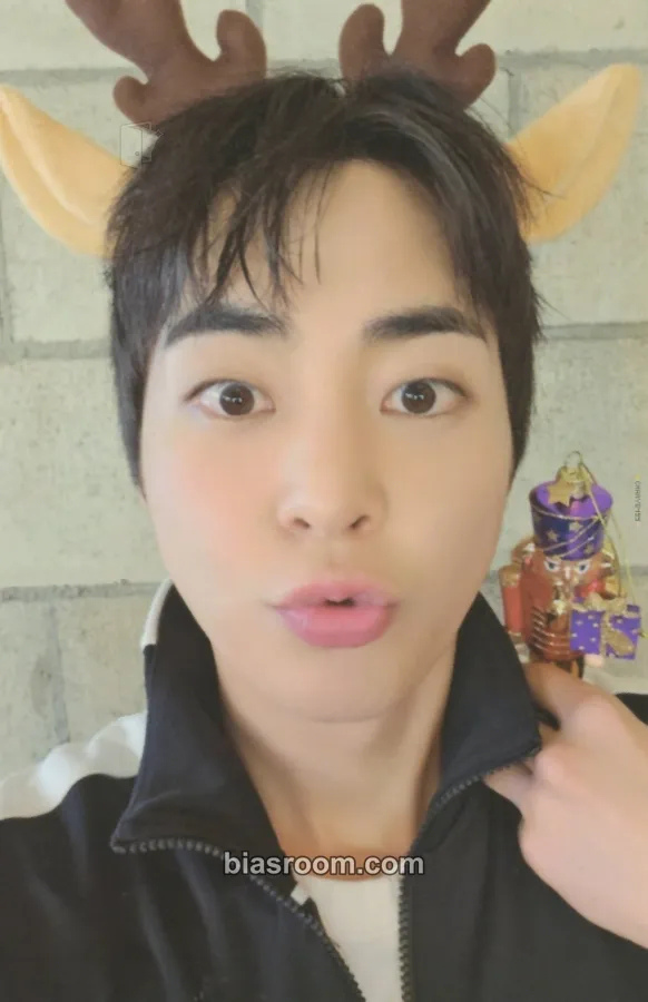 Xiumin 2023 EXO Pink Christmas MD Photocard - EXO - EXO K-pop photocard