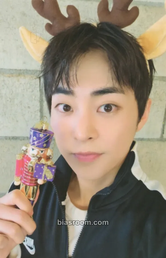 Xiumin 2023 EXO Pink Christmas MD Photocard - EXO - EXO K-pop photocard