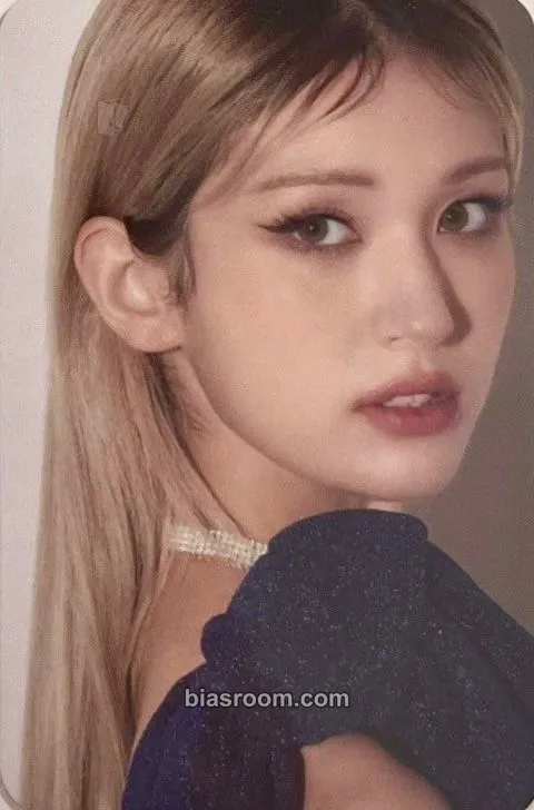 Jeon Somi Jeon Somi x KISS ME Photocard - Jeon Somi K-pop photocard