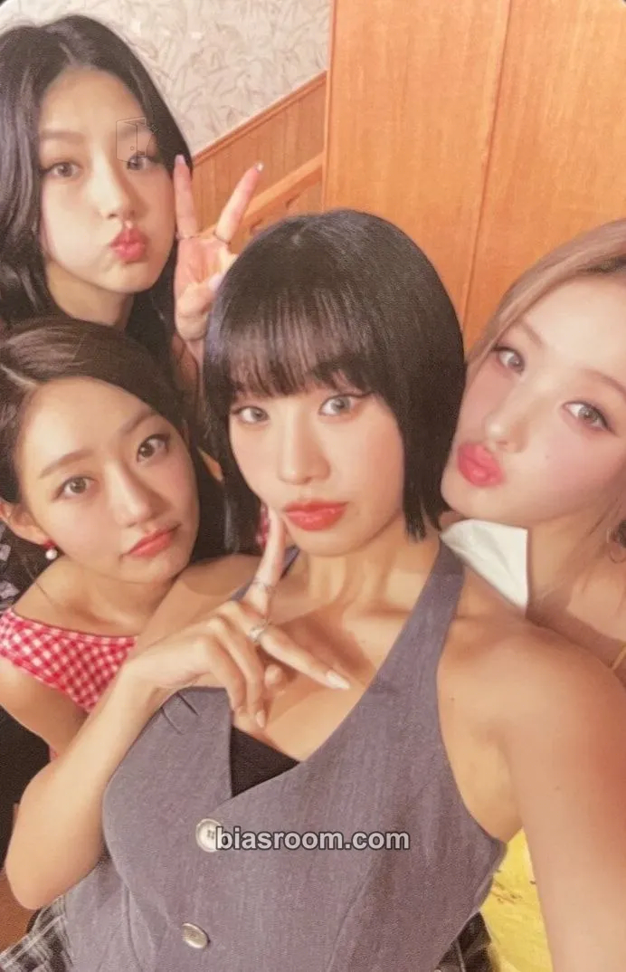 2025 Season's greetings Photocard - KISS OF LIFE - KISS OF LIFE K-pop photocard