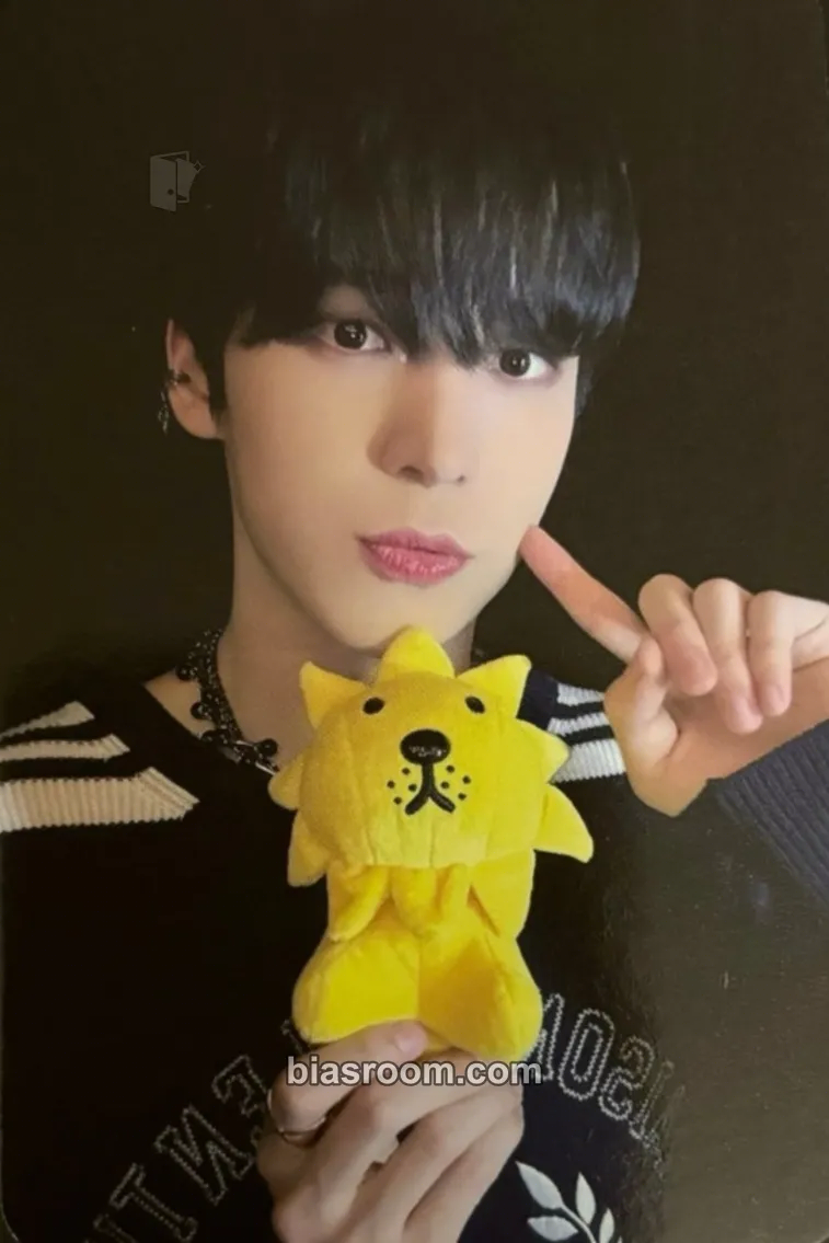 Yunho THE WORLD EP.2 : OUTLAW Photocard - ATEEZ - ATEEZ K-pop photocard