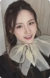 Jiyoon ICHILLIN' 2025 Season's Greetings 'Get Ready with Me' Photocard - ICHILLIN’ - ICHILLIN’ K-pop photocard