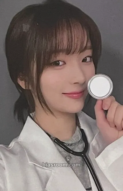 E.JI ICHILLIN' 2025 Season's Greetings - Office (Poca Album) Photocard - ICHILLIN’ - ICHILLIN’ K-pop photocard