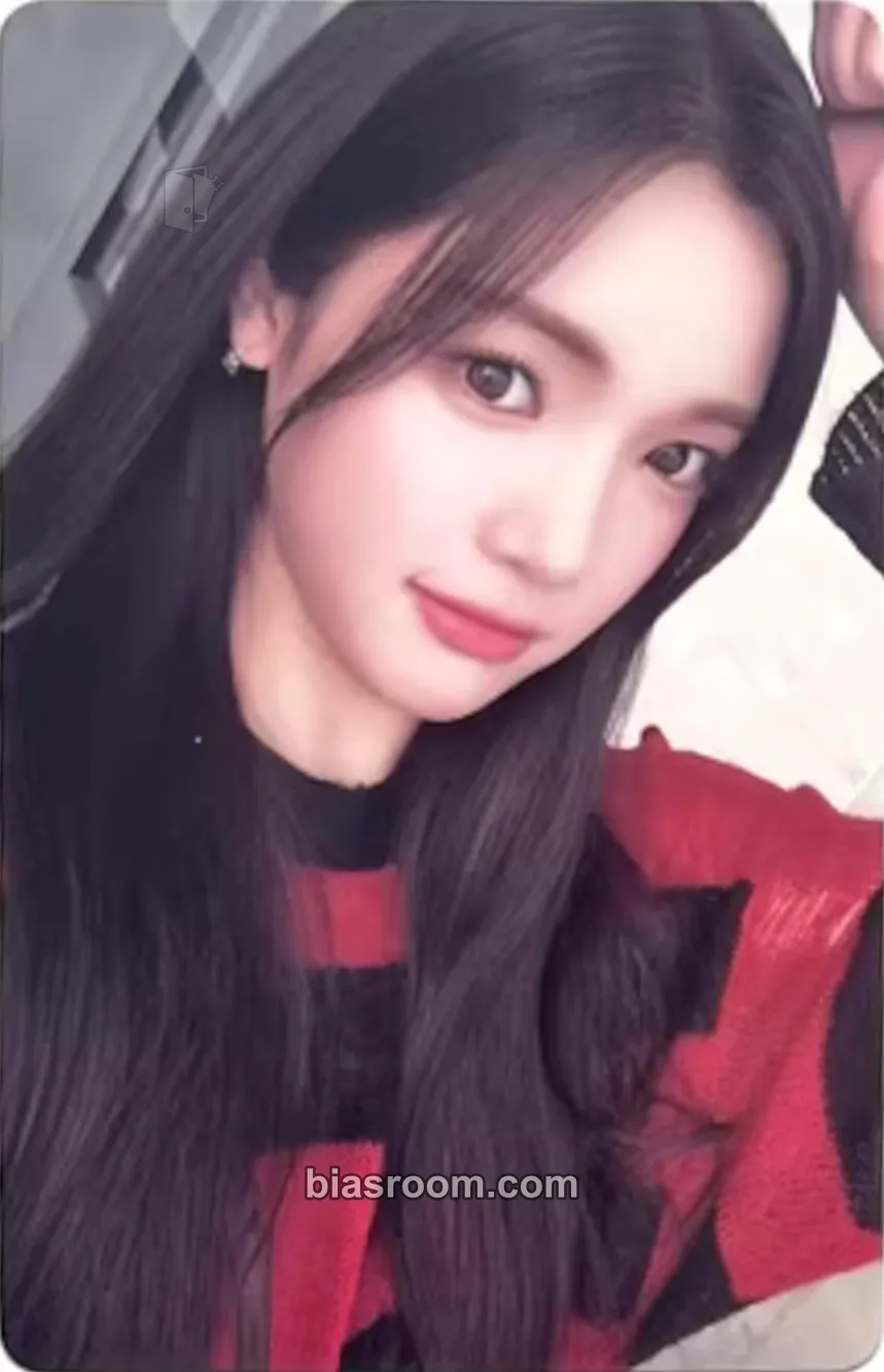 Yuha The Chase Photocard - Hearts2Hearts - Hearts2Hearts K-pop photocard