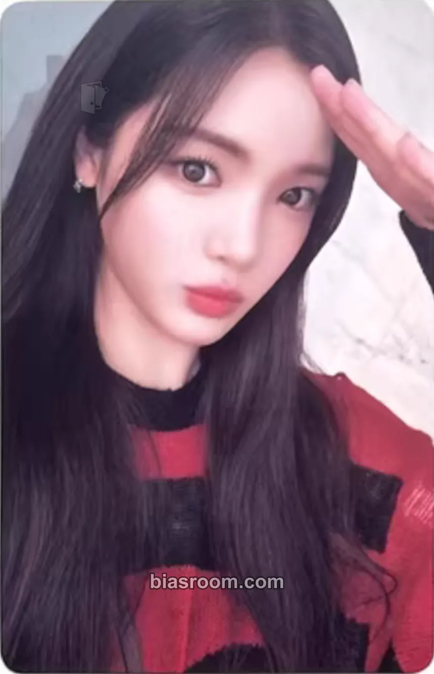 Yuha The Chase Photocard - Hearts2Hearts - Hearts2Hearts K-pop photocard
