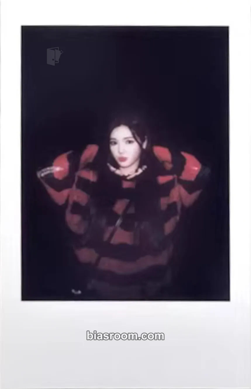 Yuha The Chase Photocard - Hearts2Hearts - Hearts2Hearts K-pop photocard