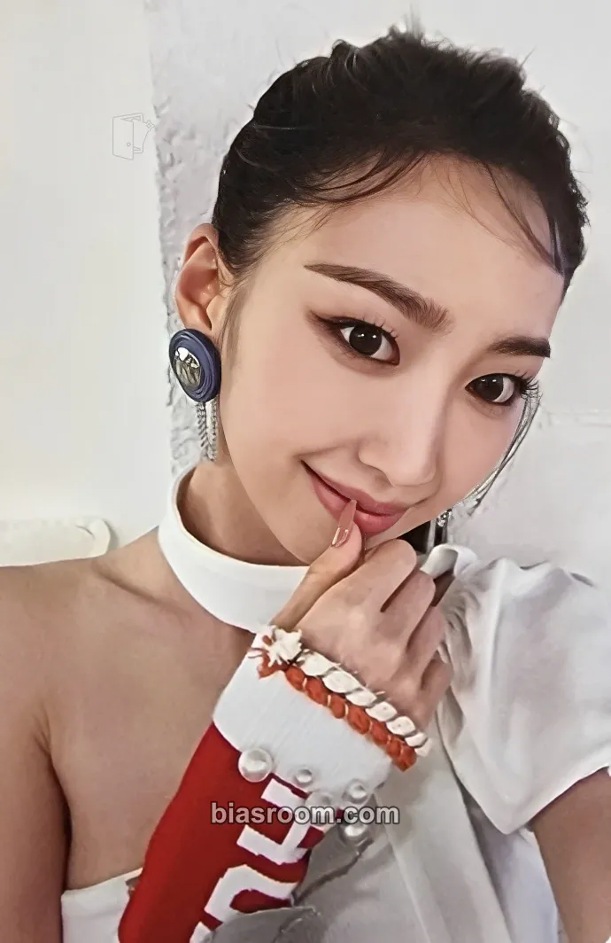 Yukyung Show Down Photocard - Alice - Alice K-pop photocard
