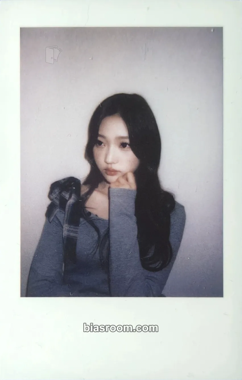 Stella The Chase Photocard - Hearts2Hearts - Hearts2Hearts K-pop photocard