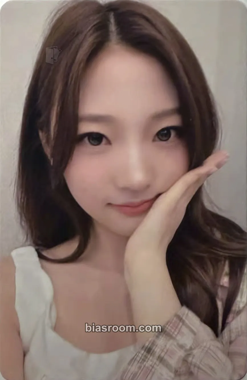 Stella The Chase Photocard - Hearts2Hearts - Hearts2Hearts K-pop photocard