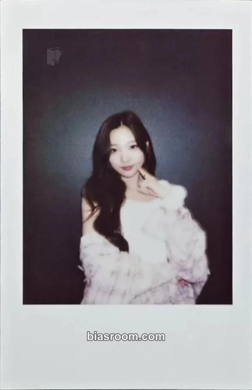Stella The Chase Photocard - Hearts2Hearts - Hearts2Hearts K-pop photocard