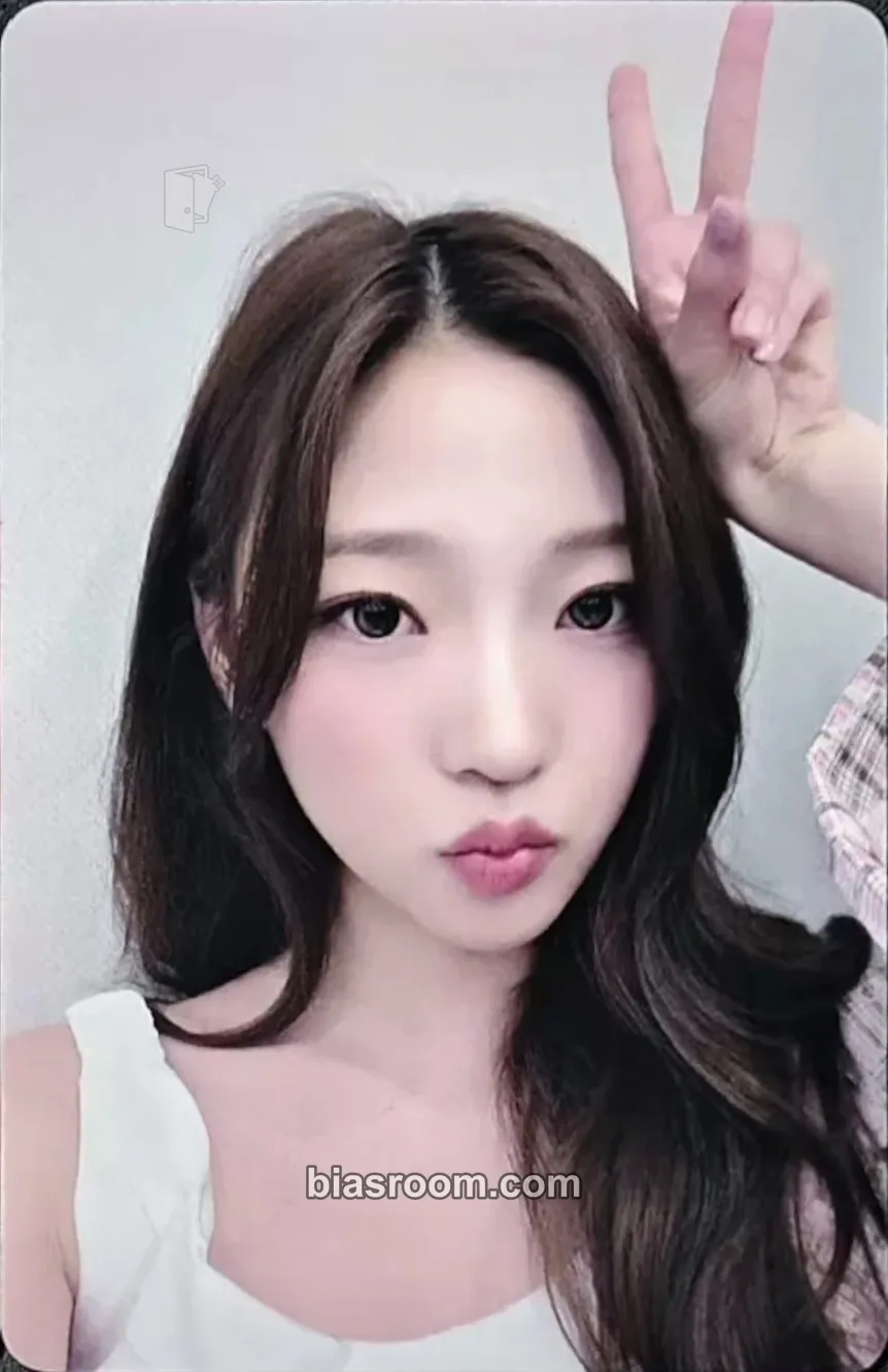 Stella The Chase Photocard - Hearts2Hearts - Hearts2Hearts K-pop photocard