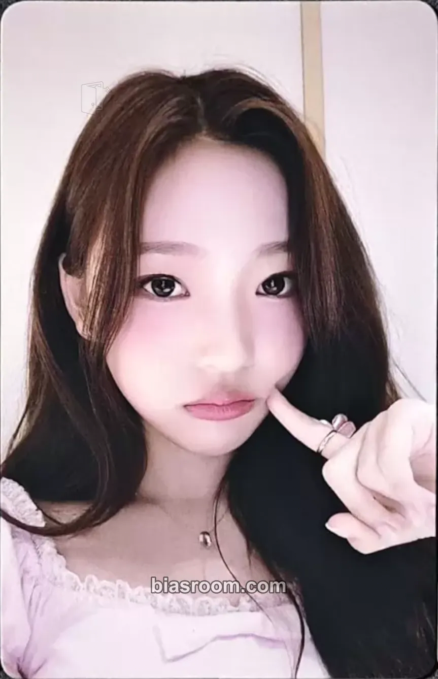 Stella The Chase Photocard - Hearts2Hearts - Hearts2Hearts K-pop photocard