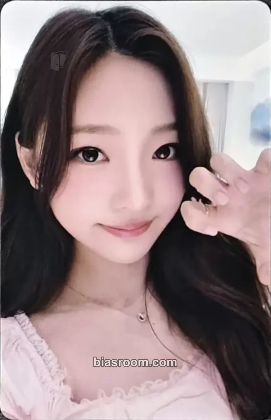 Stella The Chase Photocard - Hearts2Hearts - Hearts2Hearts K-pop photocard