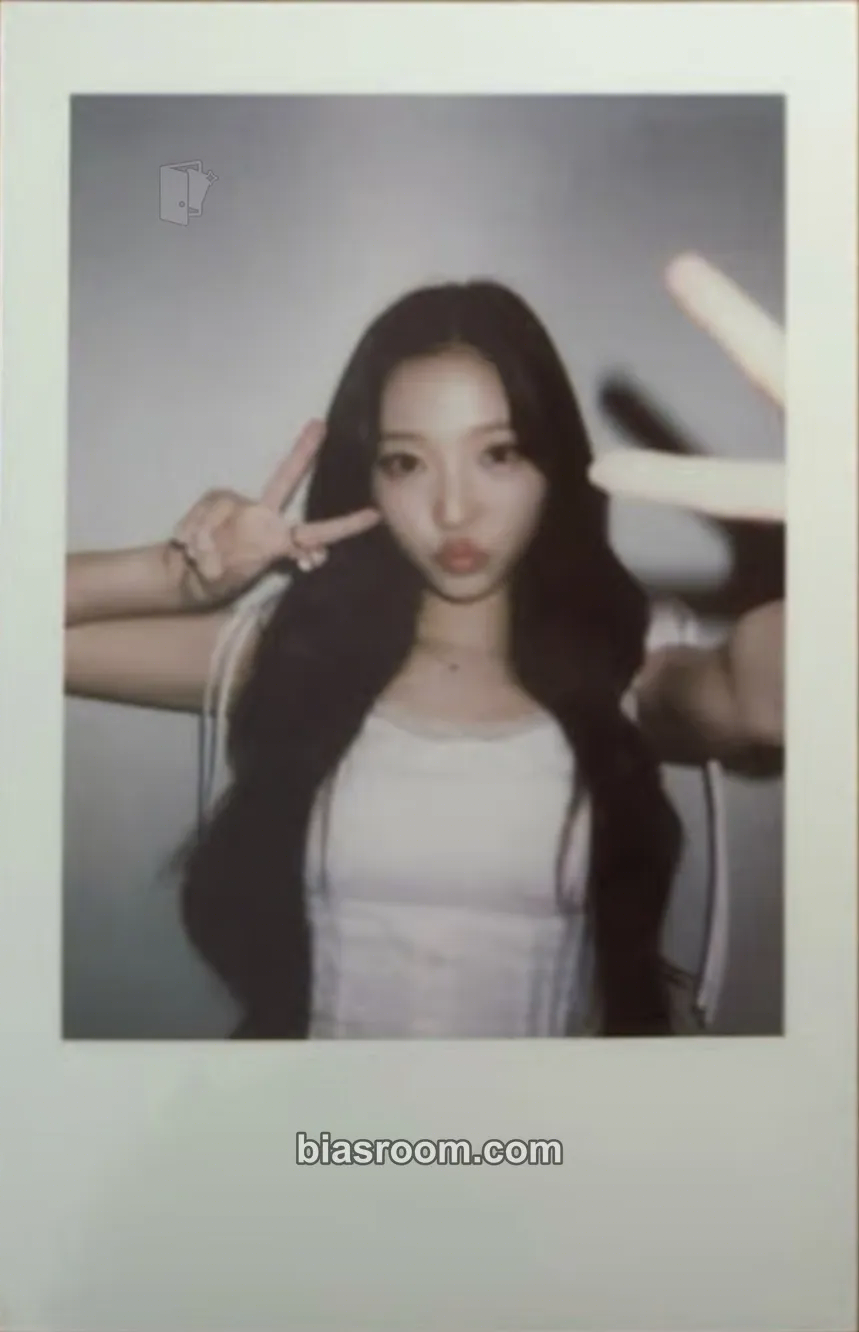 Stella The Chase Photocard - Hearts2Hearts - Hearts2Hearts K-pop photocard