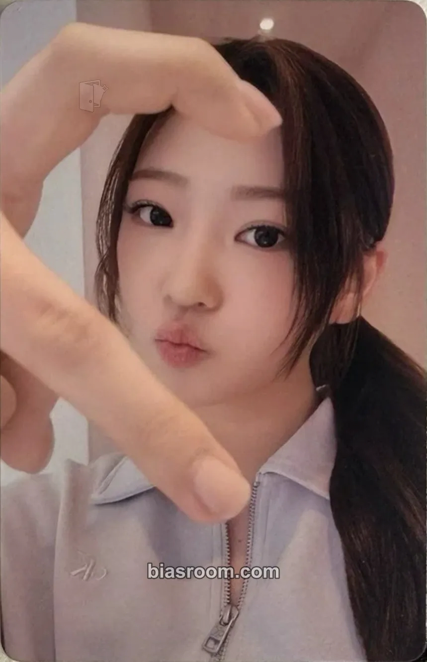 Stella The Chase Photocard - Hearts2Hearts - Hearts2Hearts K-pop photocard
