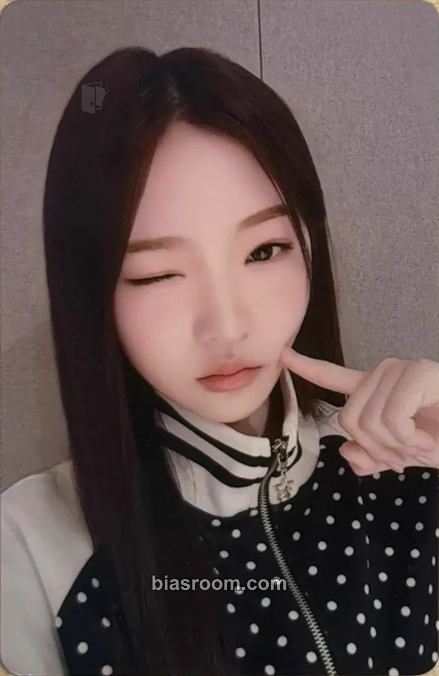 Stella The Chase Photocard - Hearts2Hearts - Hearts2Hearts K-pop photocard