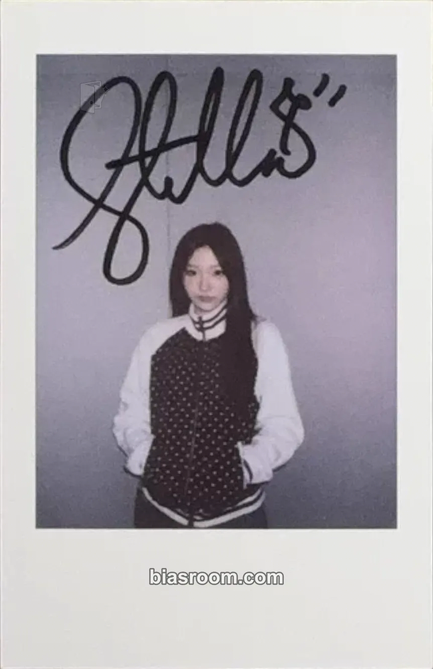 Stella The Chase Photocard - Hearts2Hearts - Hearts2Hearts K-pop photocard