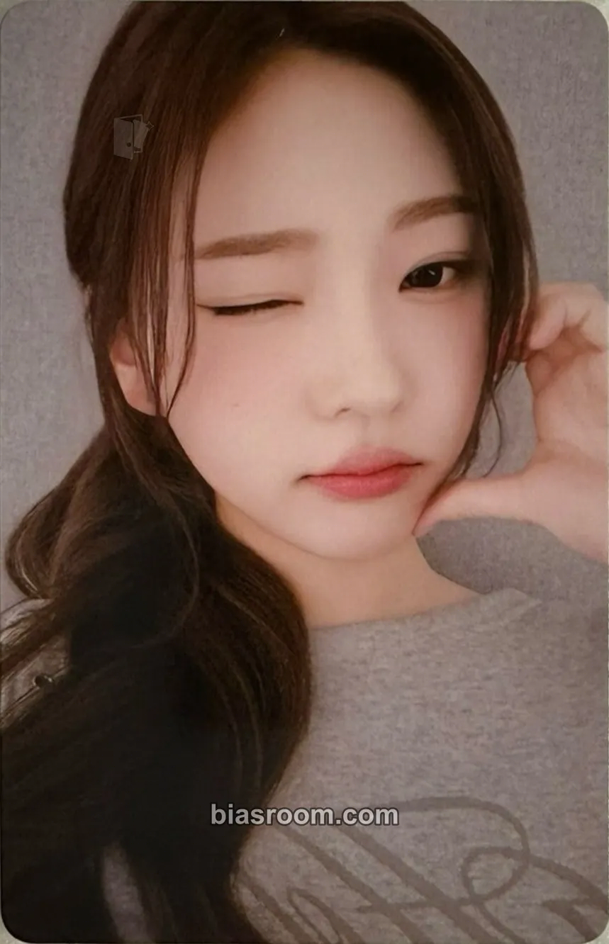 Stella The Chase Photocard - Hearts2Hearts - Hearts2Hearts K-pop photocard