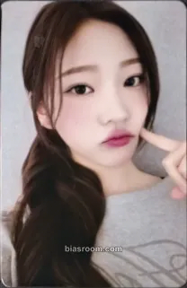 Stella The Chase Photocard - Hearts2Hearts - Hearts2Hearts K-pop photocard
