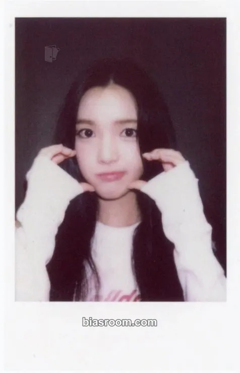 Yuha The Chase Photocard - Hearts2Hearts - Hearts2Hearts K-pop photocard