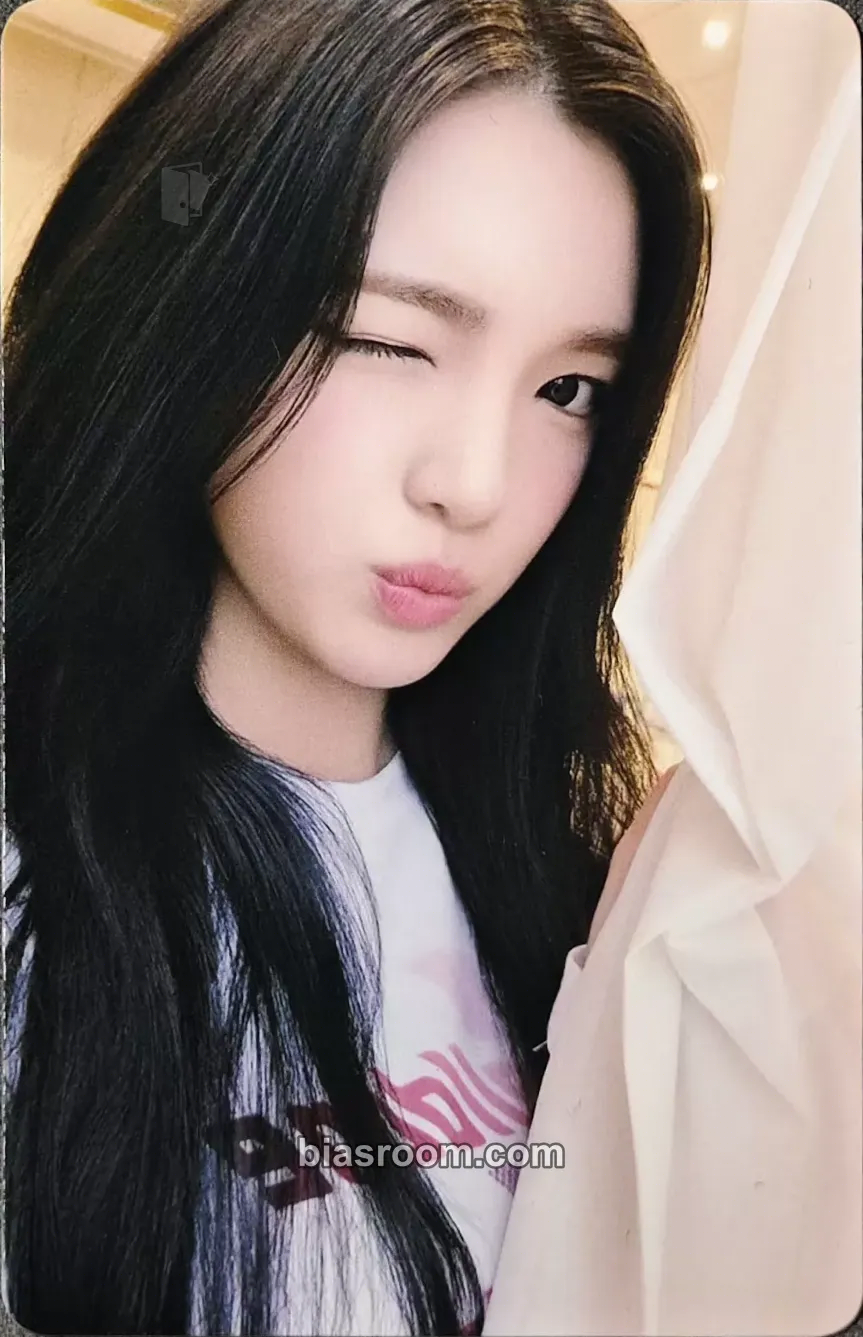 Yuha The Chase Photocard - Hearts2Hearts - Hearts2Hearts K-pop photocard