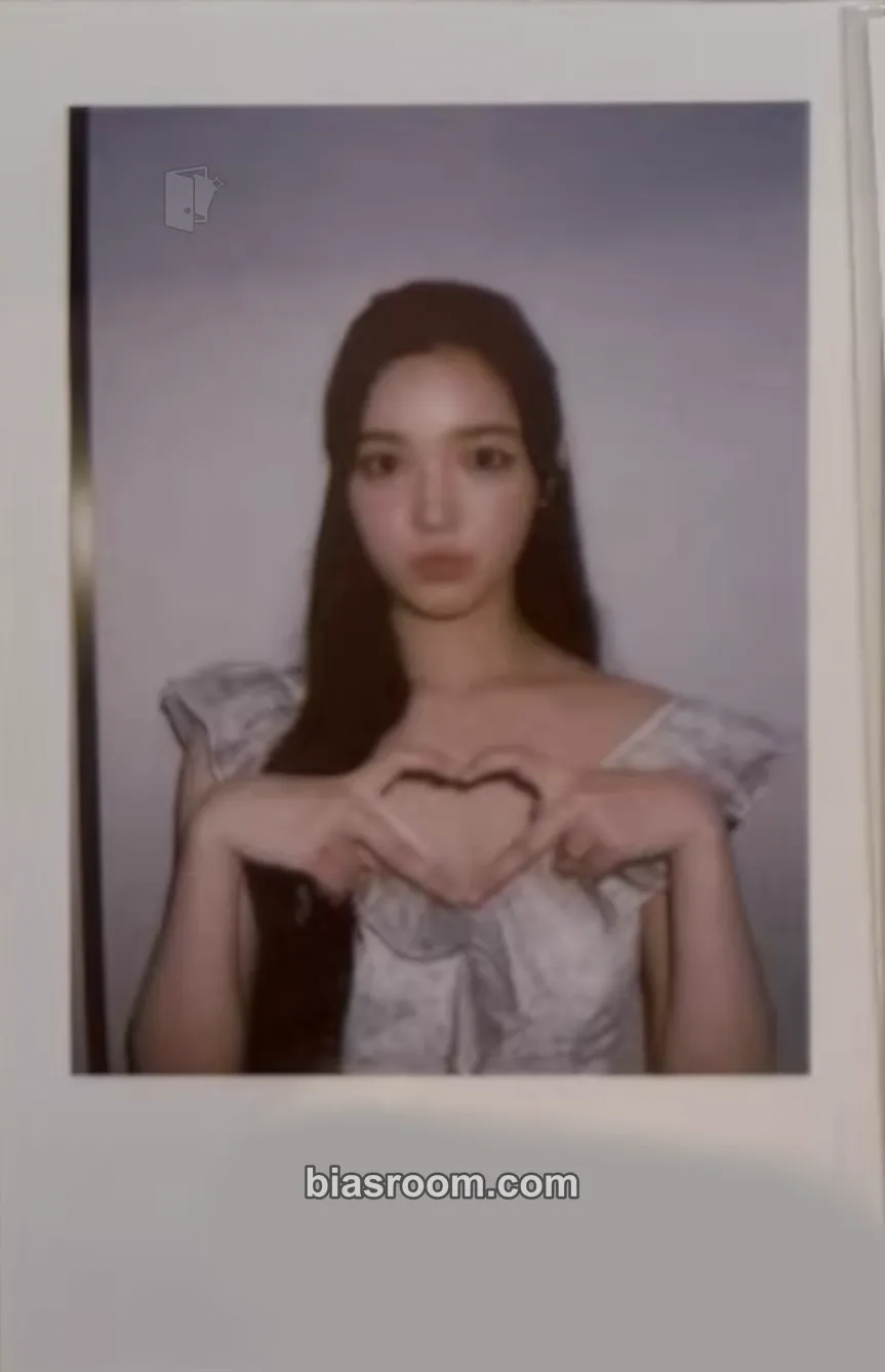 Yuha The Chase Photocard - Hearts2Hearts - Hearts2Hearts K-pop photocard