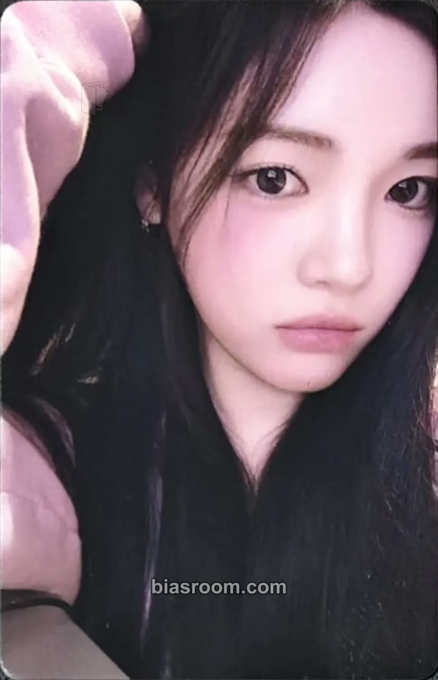 Yuha The Chase Photocard - Hearts2Hearts - Hearts2Hearts K-pop photocard