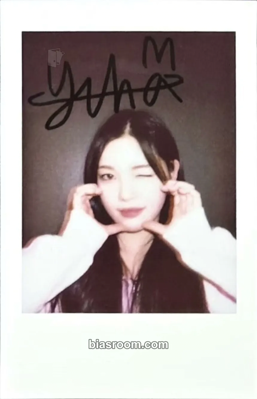 Yuha The Chase Photocard - Hearts2Hearts - Hearts2Hearts K-pop photocard