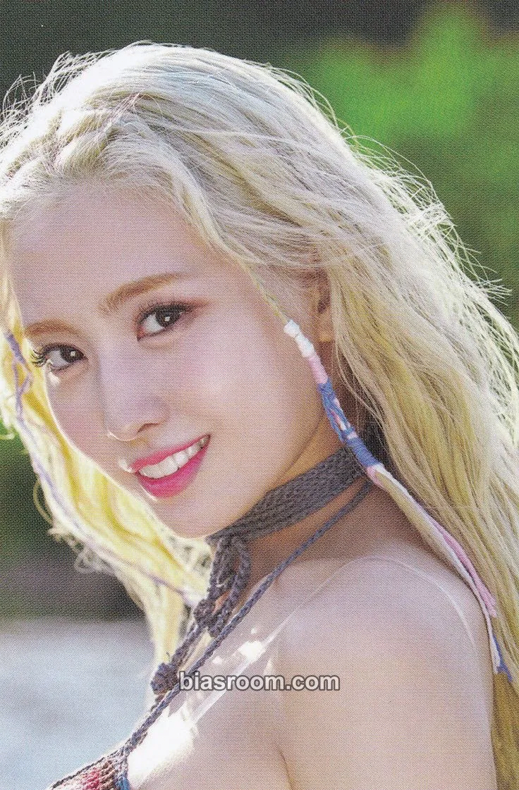 Momo MORE & MORE Photocard - TWICE - TWICE K-pop photocard