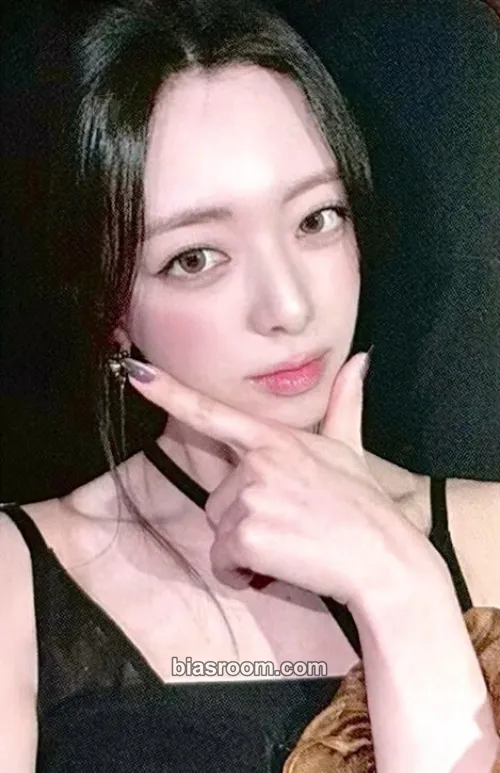 Yuna ITZY 3rd World Tour 'Tunnel Vision' Photocard - ITZY - ITZY K-pop photocard