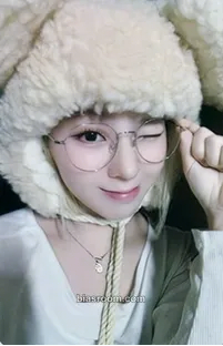 Chaerin ICHILLIN' 2025 Season's Greetings 'Get Ready with Me' Photocard - ICHILLIN’ - ICHILLIN’ K-pop photocard