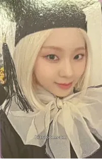 Chaerin ICHILLIN' 2025 Season's Greetings 'Get Ready with Me' Photocard - ICHILLIN’ - ICHILLIN’ K-pop photocard