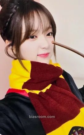 E.JI ICHILLIN' 2025 Season's Greetings - Office (Poca Album) Photocard - ICHILLIN’ - ICHILLIN’ K-pop photocard