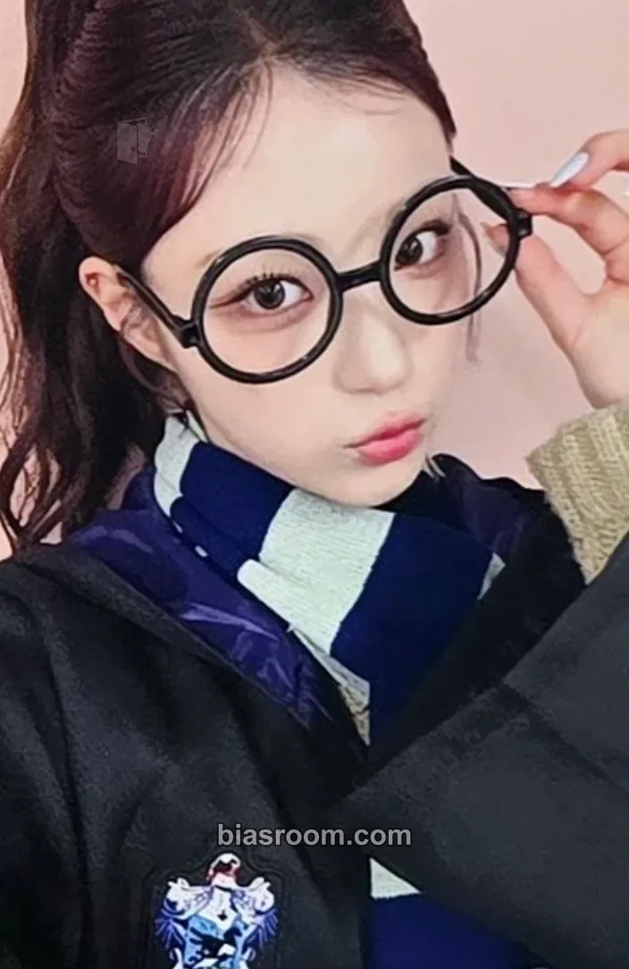 Yeju ICHILLIN' 2025 Season's Greetings - Office (Poca Album) Photocard - ICHILLIN’ - ICHILLIN’ K-pop photocard