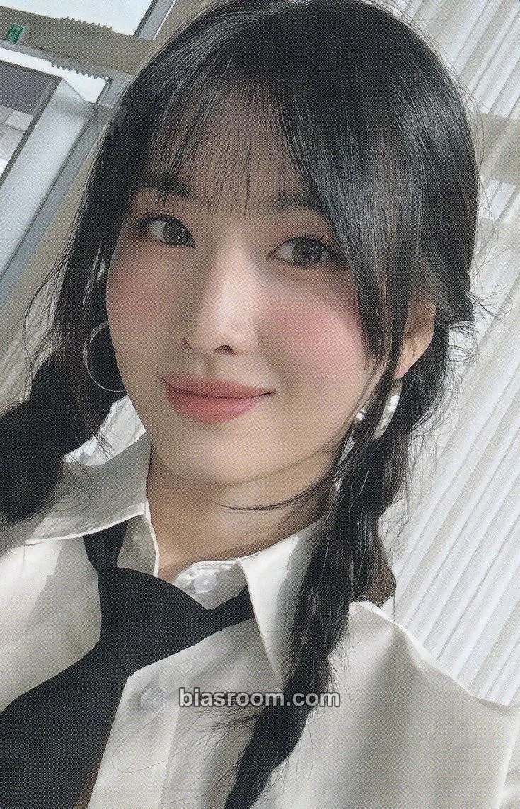 Momo TWICE 5th World Tour Ready to Be Photocard - TWICE - TWICE K-pop photocard