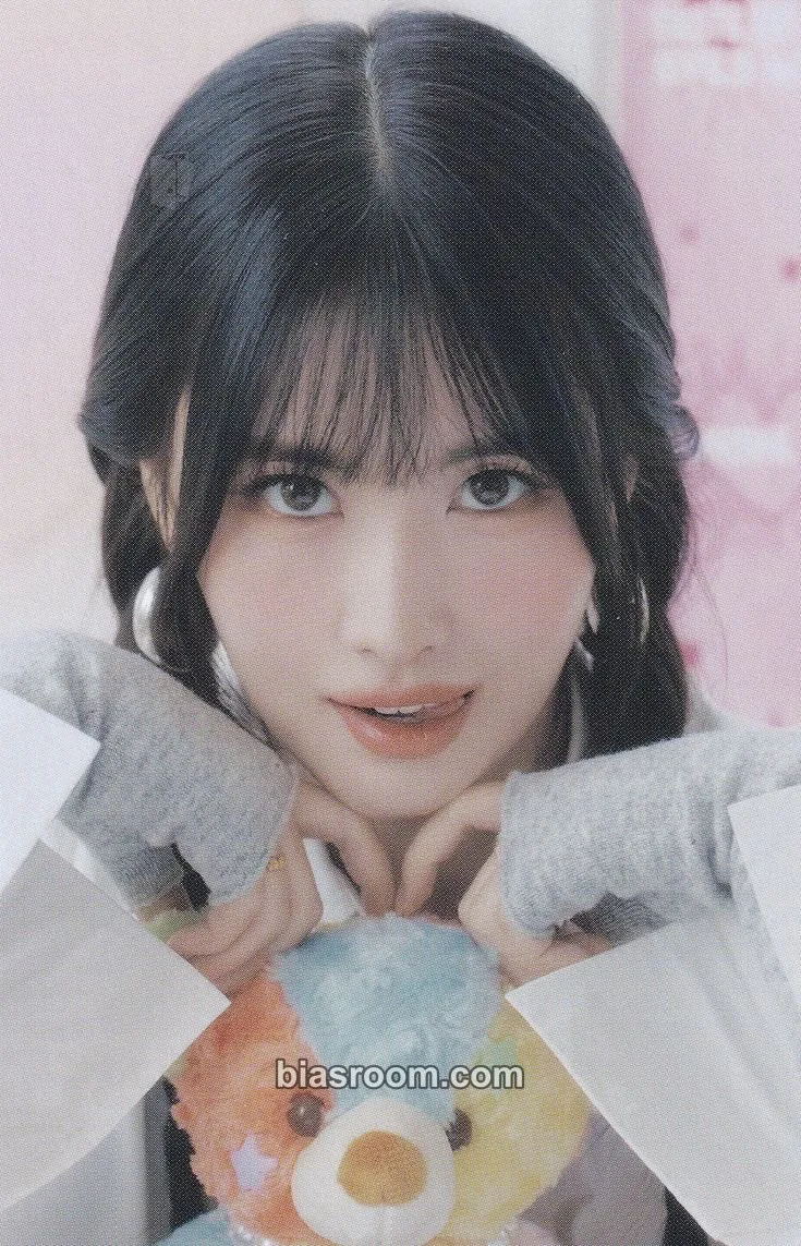 Momo TWICE 5th World Tour Ready to Be Photocard - TWICE - TWICE K-pop photocard