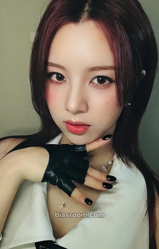 WOOAH - Lucy - Unframed Album album photocard stayg
