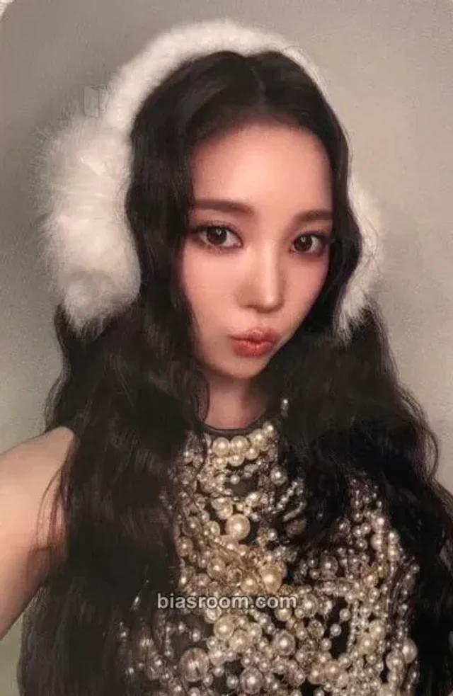 MEOVV - Narin - 1:1 online photo&call event Event makestar winter version photocard set