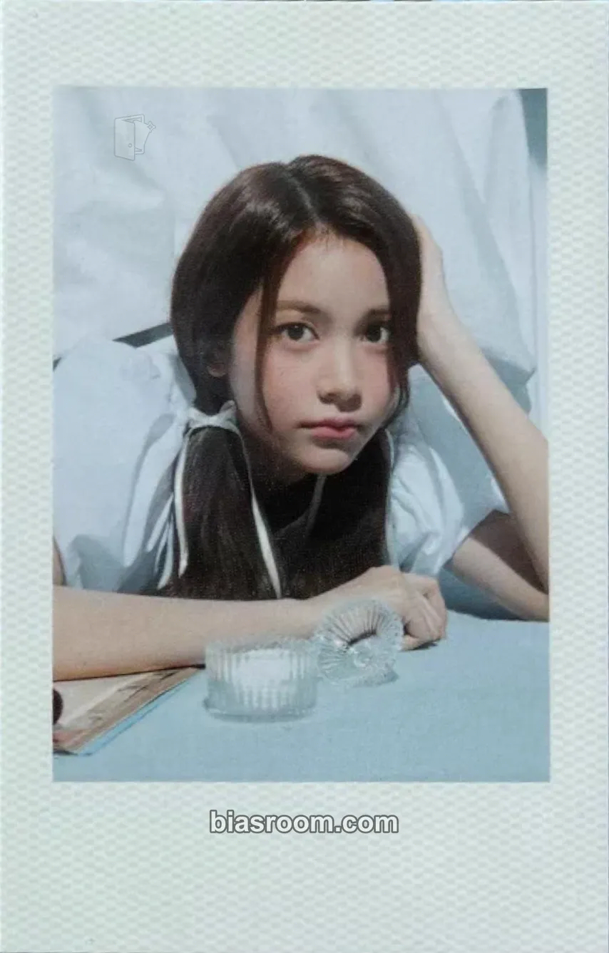 Carmen House of H : Hide And Seek Photocard - Hearts2Hearts - Hearts2Hearts K-pop photocard
