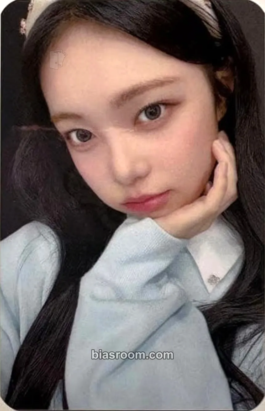 Ian LILY BROWN meets Hearts2Hearts Photocard - Hearts2Hearts - Hearts2Hearts K-pop photocard