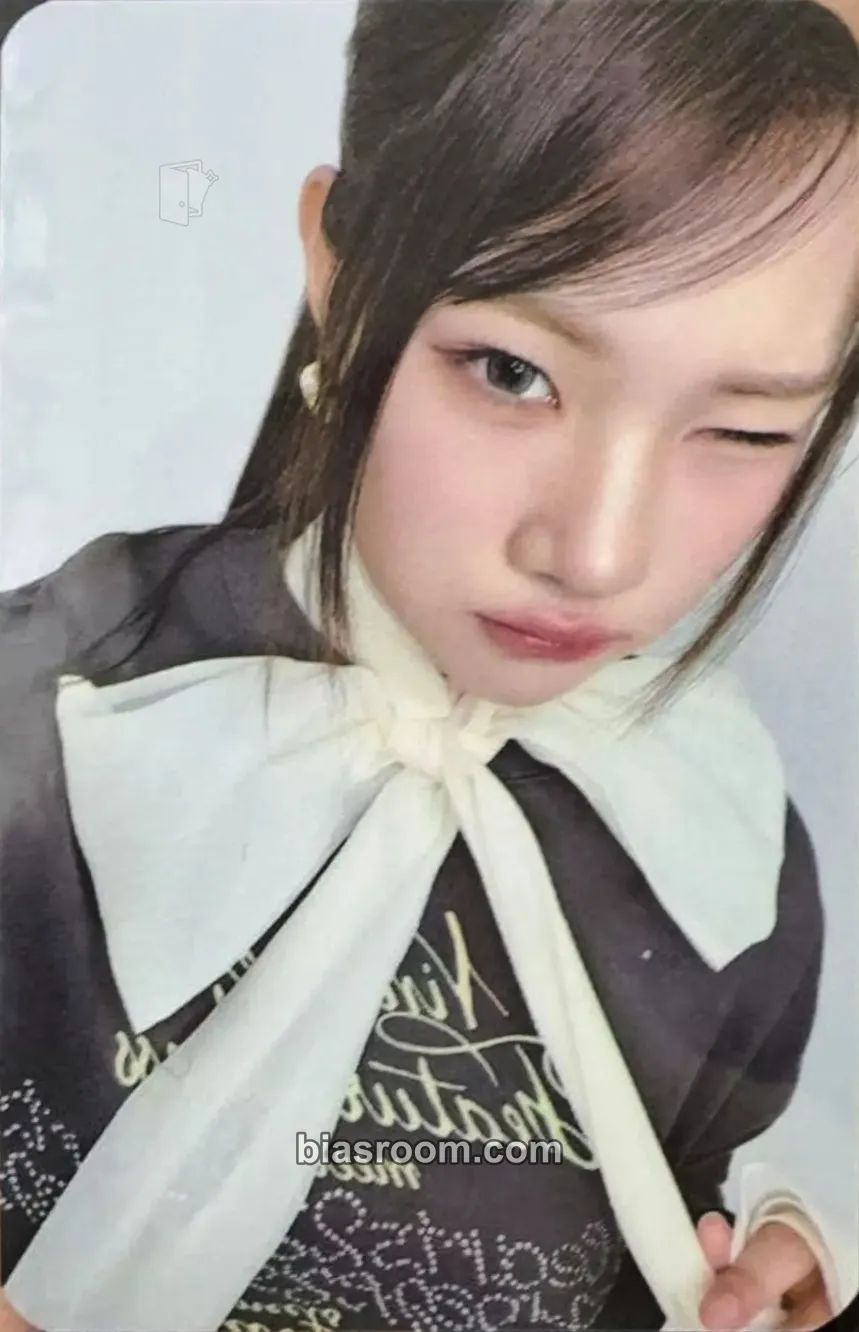 Juun LILY BROWN meets Hearts2Hearts Photocard - Hearts2Hearts - Hearts2Hearts K-pop photocard