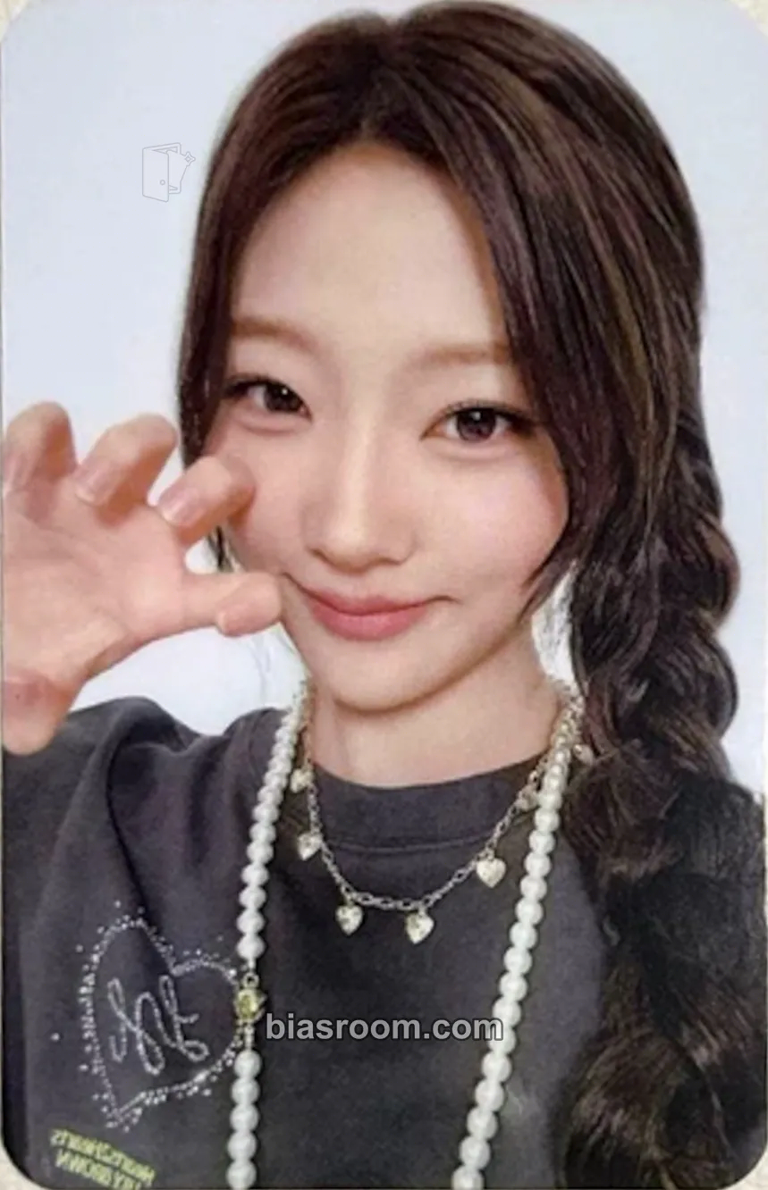 Stella LILY BROWN meets Hearts2Hearts Photocard - Hearts2Hearts - Hearts2Hearts K-pop photocard