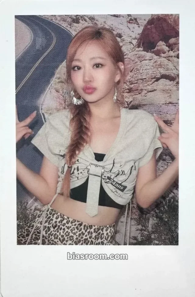 KISS OF LIFE - Julie - KISS OF LIFE 1st World Tour 'Kiss Road' in Seoul Event hoodie polaroid merch photocard