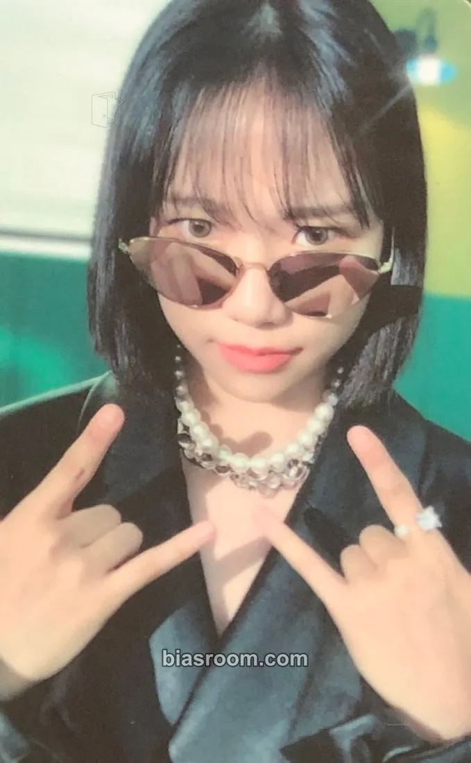 Jo Yuri GLASSY Photocard - Jo Yuri K-pop photocard