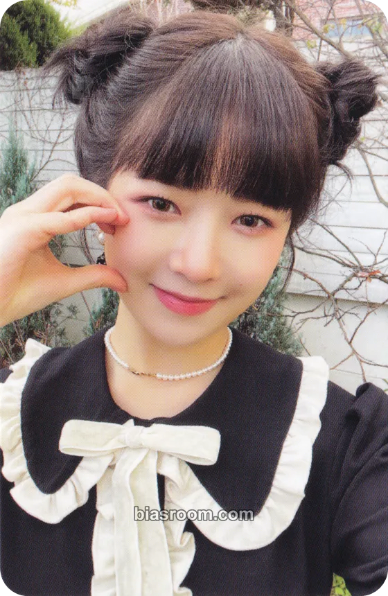Rei 2022 Season's Greetings: A Ray of Sunshine Photocard - IVE - IVE K-pop photocard