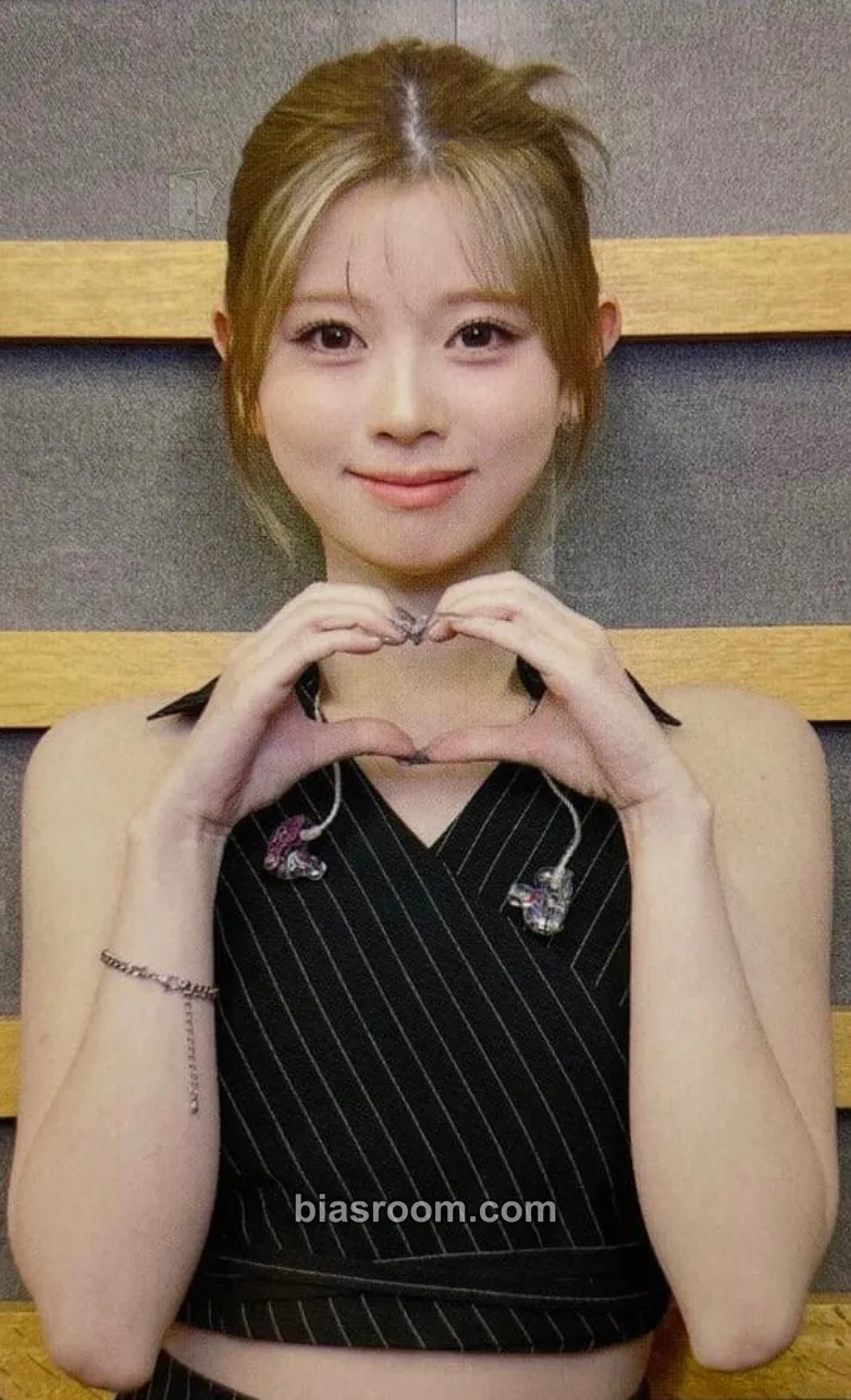 Riku AWAKE Photocard - NiziU - NiziU K-pop photocard