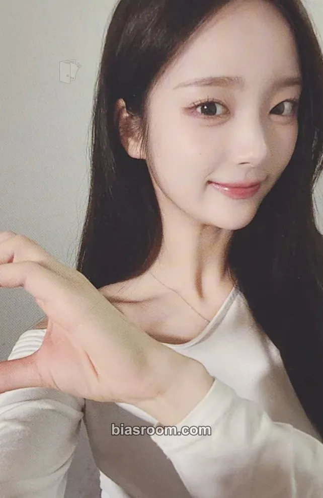 E.JI Wild Cherry Photocard - ICHILLIN’ - ICHILLIN’ K-pop photocard